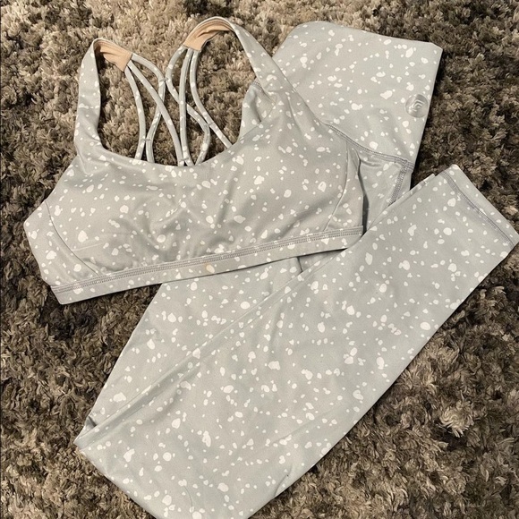 Cherí Fit Snow Bra and Legging - Picture 1 of 6